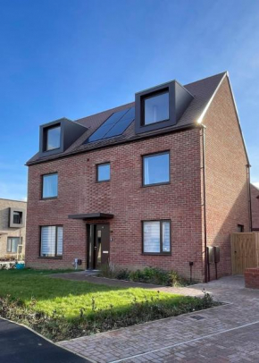 Brand new prestigious 5 bed house near science park